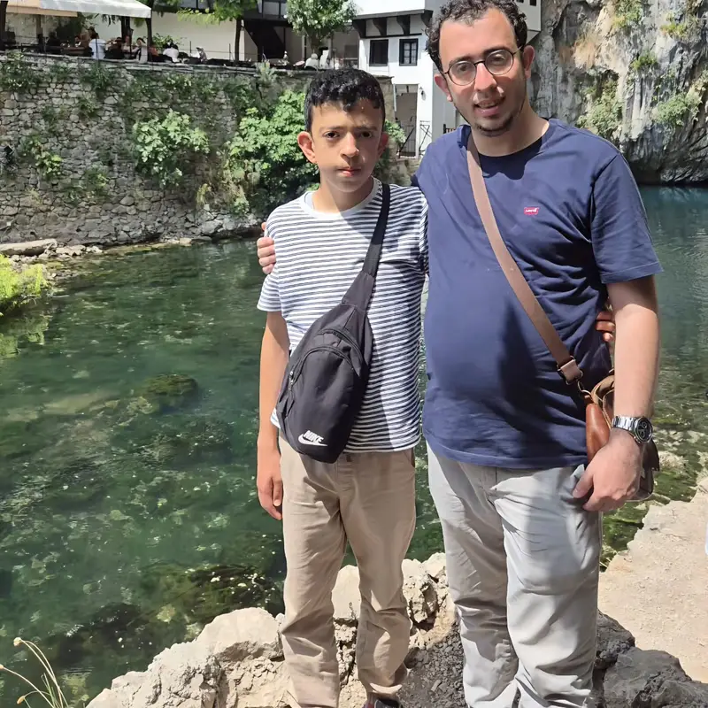 İki misafir Blagay Tekkesi'nin önünde, Buna Nehri kıyısında