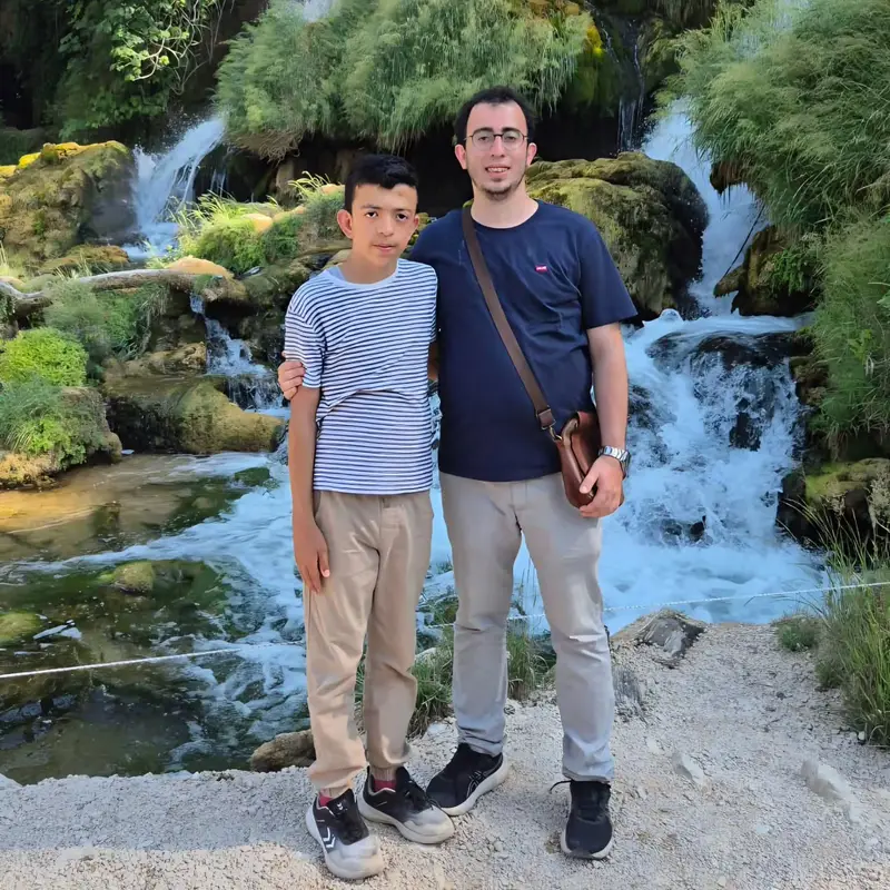 İki misafir Kravitse şelalelerinin yanında