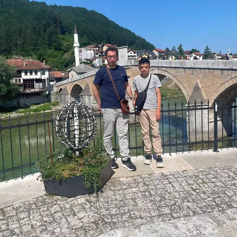 İki misafir Konjic'te taş köprünün önünde