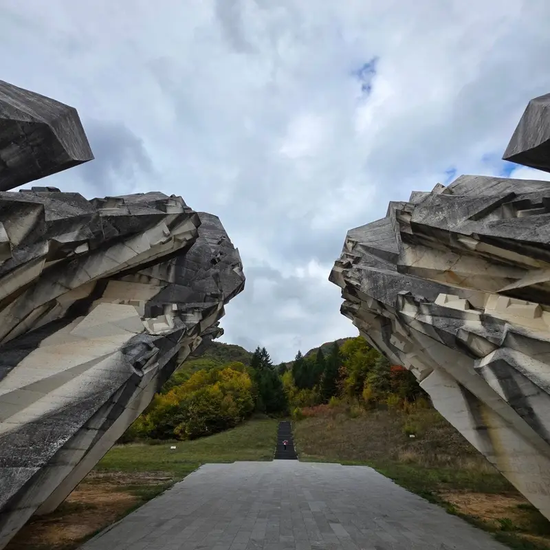 Tjentište'deki Sutjeska anıtının beton kanatları