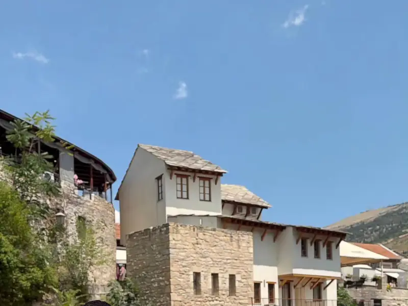 Poçitel Köyü'nde taş kule ve beyaz evler