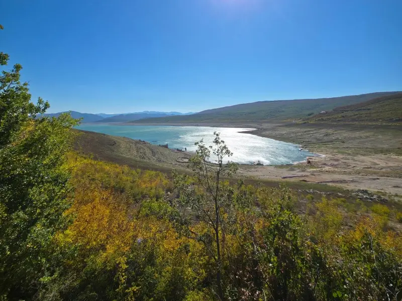 Trebinje yolunda tepeden görünen göl ve sonbahar renkleri