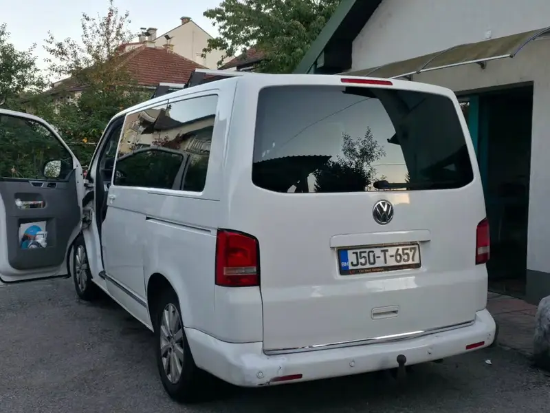 CanEda Bosnia Travel'ın beyaz Volkswagen minibüsü, kapısı açık